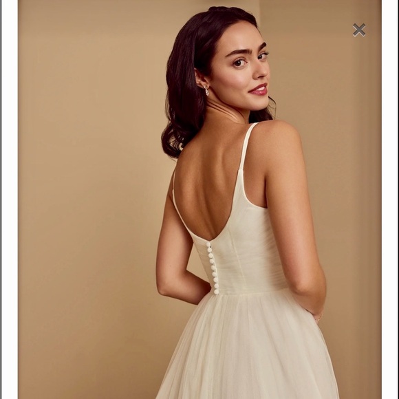 Elegant Ivory Spaghetti-Strap Tulle Wedding Gown - Picture 3 of 16